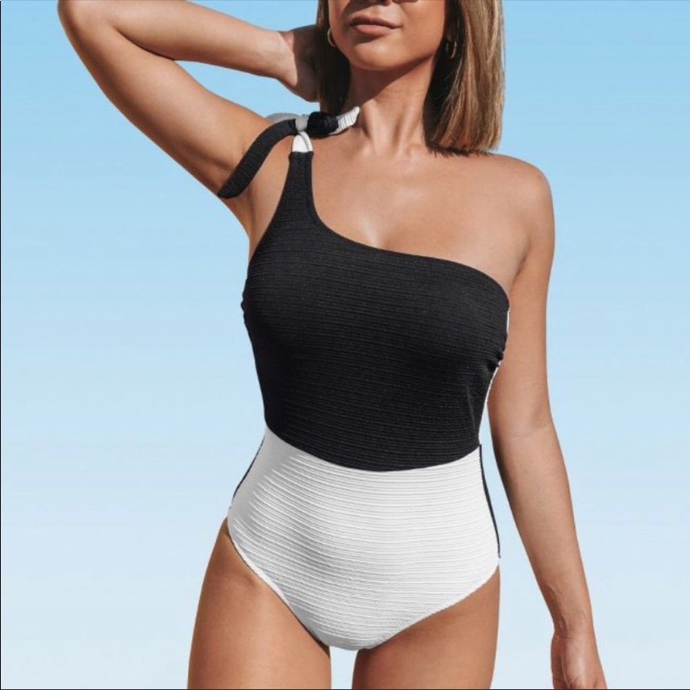 NEW WOT White Black Ribbed One Shoulder Hipster One Piece Swimsuit Size XL.